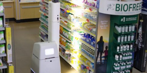 Robot, tra gli scaffali del supermarket al posto dell’addetto alle vendite e al lago a forma d’insetto (Video)