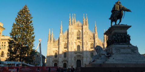 Milano, Sky Italia rende omaggio alla città con un albero di natale in piazza Duomo