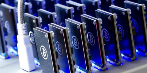 Bitcoin corre verso gli 11 mila dollari, ma cresce il buco nero energetico del mining