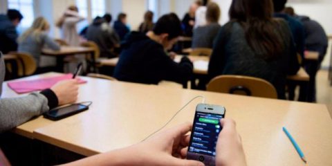 Smartphone in classe, entro gennaio le proposte degli esperti