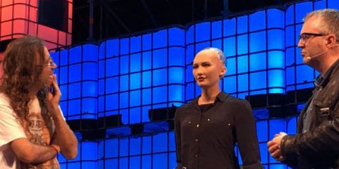 Robot, Sophia oggi rilascia interviste domani ci ruberà il lavoro? (Video)