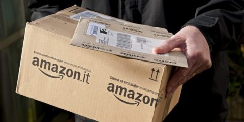 ‘Amazon non può consegnare i pacchi violando le regole’. Multa di 300mila euro da Agcom