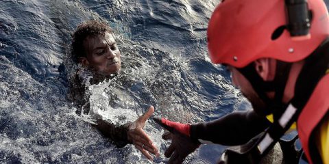 Amnesty denuncia l’Ue nel traffico di migranti, Stoltenberg (NATO) confermato segretario generale, Privacy