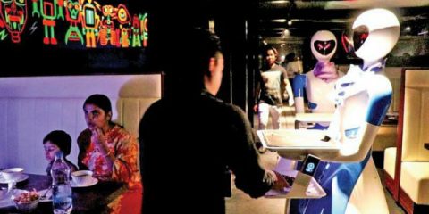 India, ecco il primo ristorante con i camerieri robot (video)