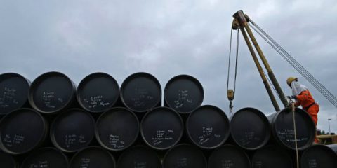 Petrolio, attesi 1,5 milioni di barili al giorno nel 2018. Prezzo in rialzo per le proteste in Iran