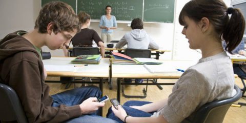 Smartphone in classe, in Francia il divieto diventa legge