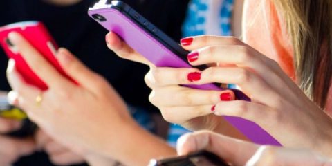 Smartphone, vendite in calo in Italia nel 2017 ma cresce il giro d’affari