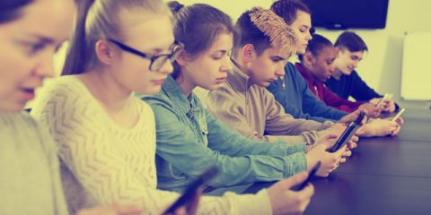 Smartphone in classe, ok della Francia alla legge che lo vieta fino a 15 anni. E in Italia?