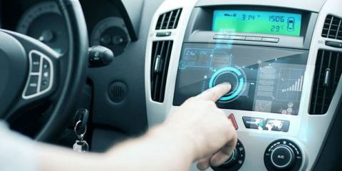 Smart car, display di stereo e navigatore proiettati sul cruscotto