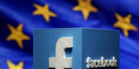 La Commissione Ue ‘bussa’ agli algoritmi di Facebook & Co per combattere le fake news
