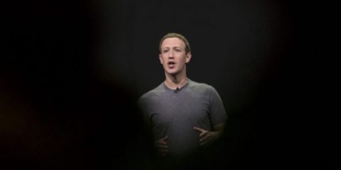 Facebook sotto inchiesta per il caso ‘Cambridge Analytica’. Tutte le colpe di Zuckerberg (La storia in breve)