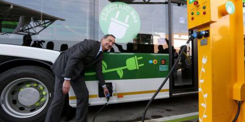 Mobilità sostenibile, a Milano il primo autobus elettrico. Altri 25 entro la fine dell’anno