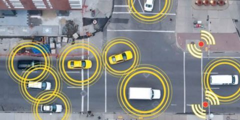 Connected cars, la Commissione Ue al bivio per la scelta dello standard