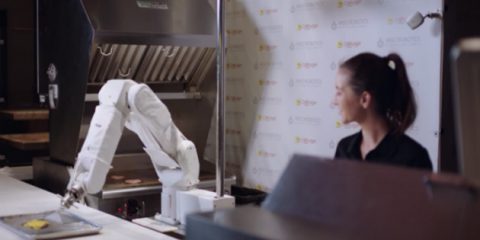 Robot al lavoro, negli Stati Uniti si inizia dai fast food (Video)