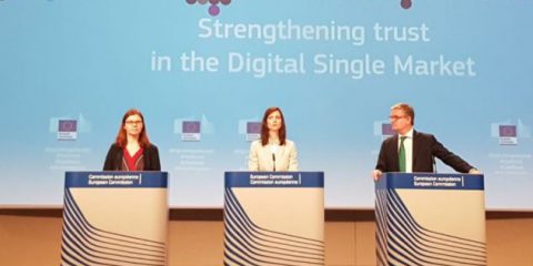 Lotta a fake news, Commissione Ue ‘Codice degli Ott su buone pratiche, fact checking e più fondi ai giornali’