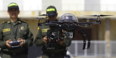 L’antinarcotici colombiana usa droni per sradicare piantagioni coca, Funzionari governativi italiani denunciati per vendita di armi, Macron a Berlino