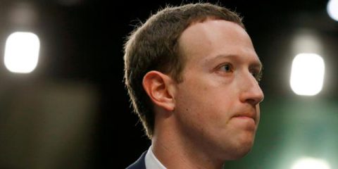 Facebook, Zuckerberg piange lacrime di coccodrillo al Senato. Oggi bis alla Camera