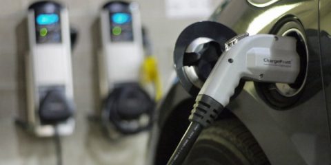 Auto elettriche, penetrazione al 20% in Europa nel 2028 e ibride oltre il 25%