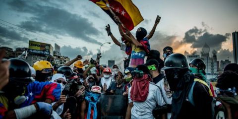 Maduro vince le elezioni in Venezuela, Tensioni Russia-Gran Bretagna, ‘Legge alimentazione’ in Francia