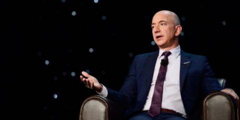 Amazon tassata a Seattle per aiutare i senzatetto. La società del multimiliardario Bezos insorge