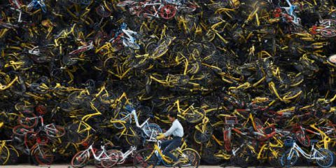 Bike sharing, in Cina si fanno i conti con cumuli di bici rotte e abbandonate