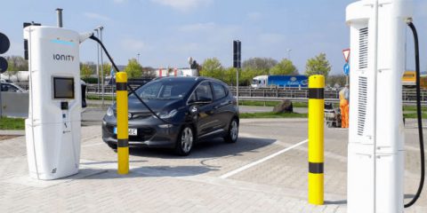 Mobilità elettrica, in Italia nel 2019 la ricarica ultra rapida dei veicoli in 15 minuti