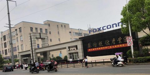 Amazon, guai alla Foxconn dove aumentano le ore di lavoro e si dimezzano i salari degli operai