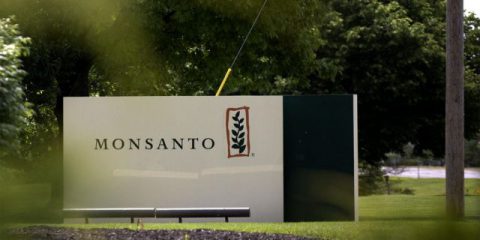 La Bayer cancella il nome della Monsanto, UniCredit cerca la fusione con Socie’te’ Ge’ne’rale, Macron