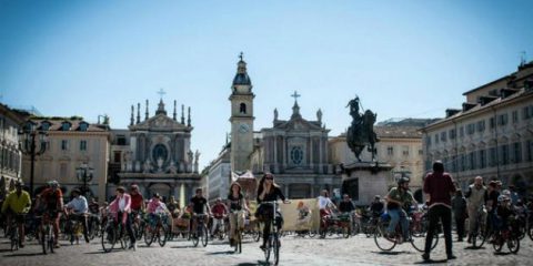 Mobilità sostenibile, Milano batte Torino e Roma ma è pessima la qualità dell’aria nelle città italiane