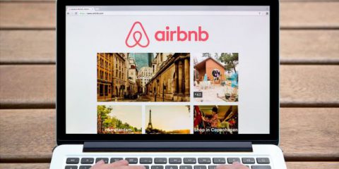 Airbnb ‘ammonita’ dalla Commissione Ue ‘Prezzi non trasparenti. Adeguarsi entro agosto’