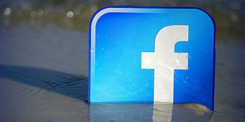 Facebook, genitori possono accedere a profilo di figli deceduti. Dopo la morte la privacy non conta?