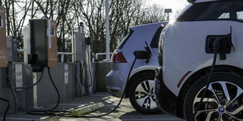 Auto elettriche, dalla BEI 115 milioni per realizzare 14 mila colonnine di ricarica in Italia entro il 2022