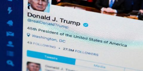 Trump costretto a sbloccare utenti su Twitter. È contro il Primo Emendamento