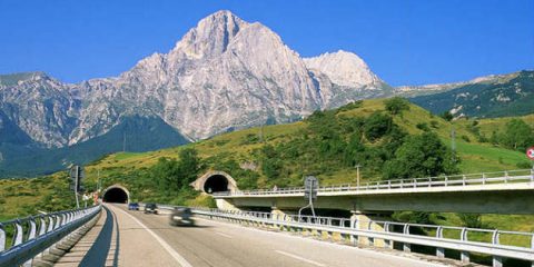 Mobilità elettrica, verso protocollo per una rete di ricarica nei Parchi naturali d’Abruzzo