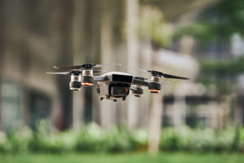 Uso dei droni nei centri urbani vicino agli aeroporti, le nuove regole ENAC