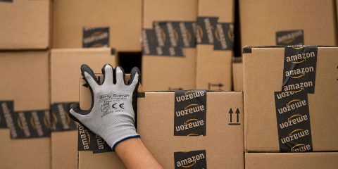 Dati dei consumatori in vendita e recensioni manipolate, Amazon a caccia dei dipendenti infedeli