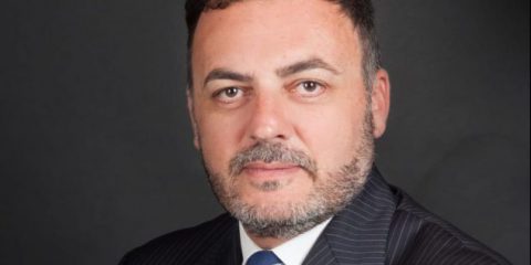 ‘Negozi chiusi la domenica, vale anche per l’online. Non si favorisce Amazon.’ Intervista a Massimiliano De Toma (M5S)