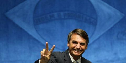 Jair Bolsonaro accoltellato durante un comizio, Asse Sanchez-Podemos in Spagna, La Lega fa marcia indietro sui vaccini