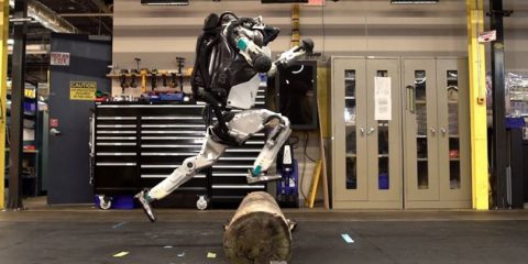 Robot sempre più agili. Atlas corre, salta e fa parkour (video)