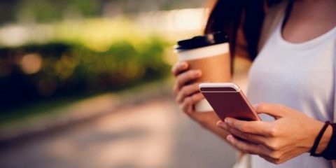 Internet, oggi tre italiani su quattro si connettono da mobile