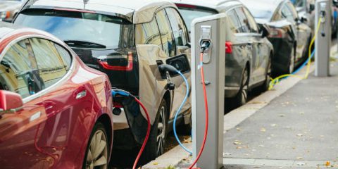 Auto elettriche, vendite a +200% a novembre ma cresce ancora la CO2 nelle città italiane