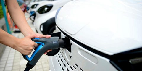 Auto elettriche, mercato italiano cresce del 148% nel 2018. Arriva l’ecobonus, 60 milioni per il 2019