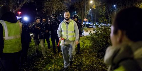 Arrestato il leader dei gilet gialli, Il Regno Unito chiede aiuto alla marina per l’immigrazione, Stati Uniti