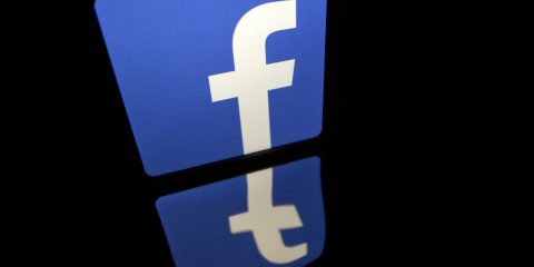 Facebook paga gli utenti per spiarli, l’ennesimo scandalo di Mark Zuckerberg