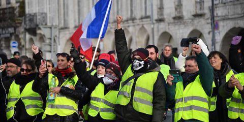 Il governo italiano appoggia i gilet gialli in Francia, Carenze di militari in Regno Unito, Pedro Sanchez e i voli di stato