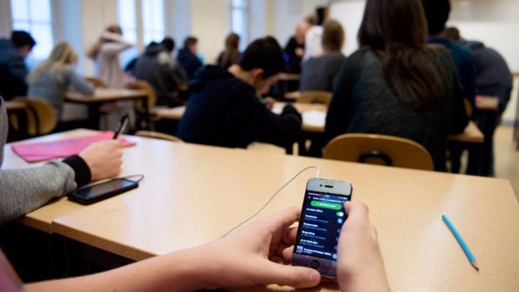 Smartphone in classe? Vietato ma con qualche eccezione