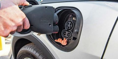 Auto elettriche, ora valgono il 10% del mercato europeo. Chiesti 3 milioni di punti ricarica entro il 2029