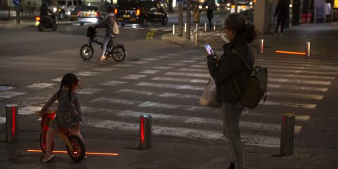 ‘Zombie dello smartphone’, semafori con luci a LED sulle strisce pedonali anche a Tel Aviv
