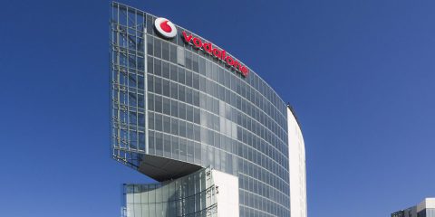 Vodafone, nessun licenziamento. L’accordo con i sindacati e 300 assunzioni per il 5G e la trasformazione digitale