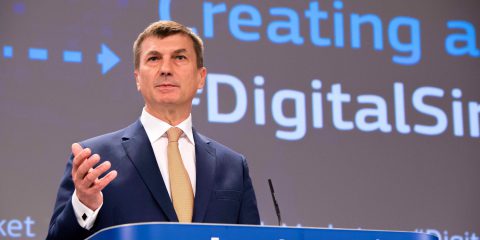 IA, Ansip: ‘Con la strategia europea (umano-centrica) 20 miliardi di investimenti pubblici e privati fino al 2020’